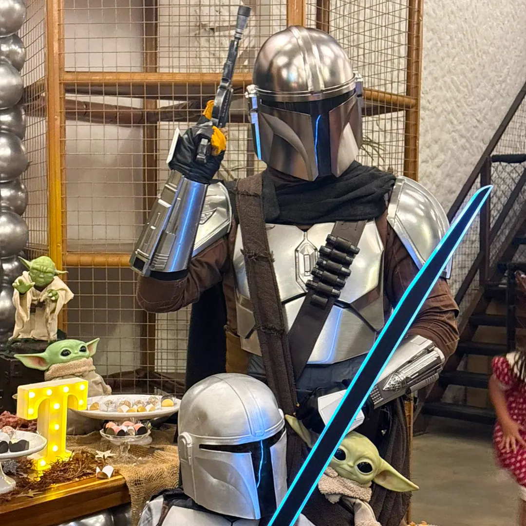 Mandaloriano Personagem Vivo posando para fotos em festa infantil de São Paulo Mandaloriano Personagem Vivo posando para fotos em festa infantil de São Paulo