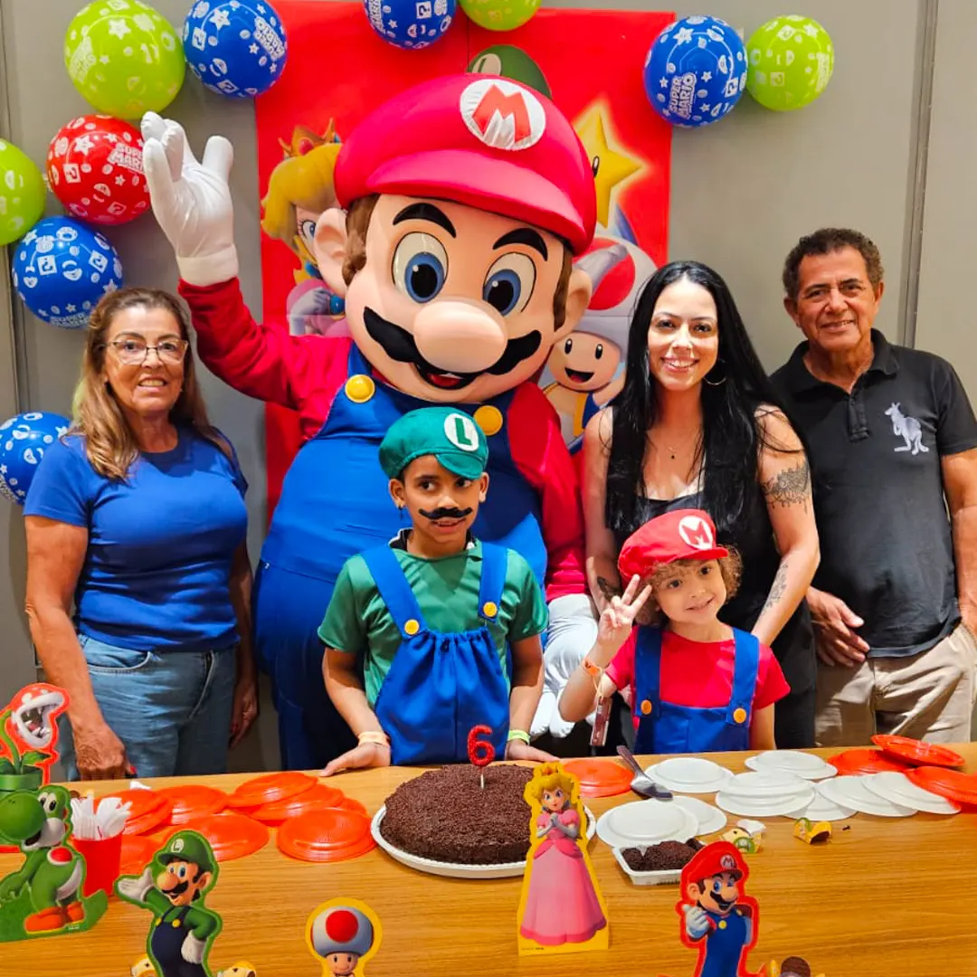 Mario em festa infantil animando convidados durante evento com Portal Personagens Vivos em São Paulo