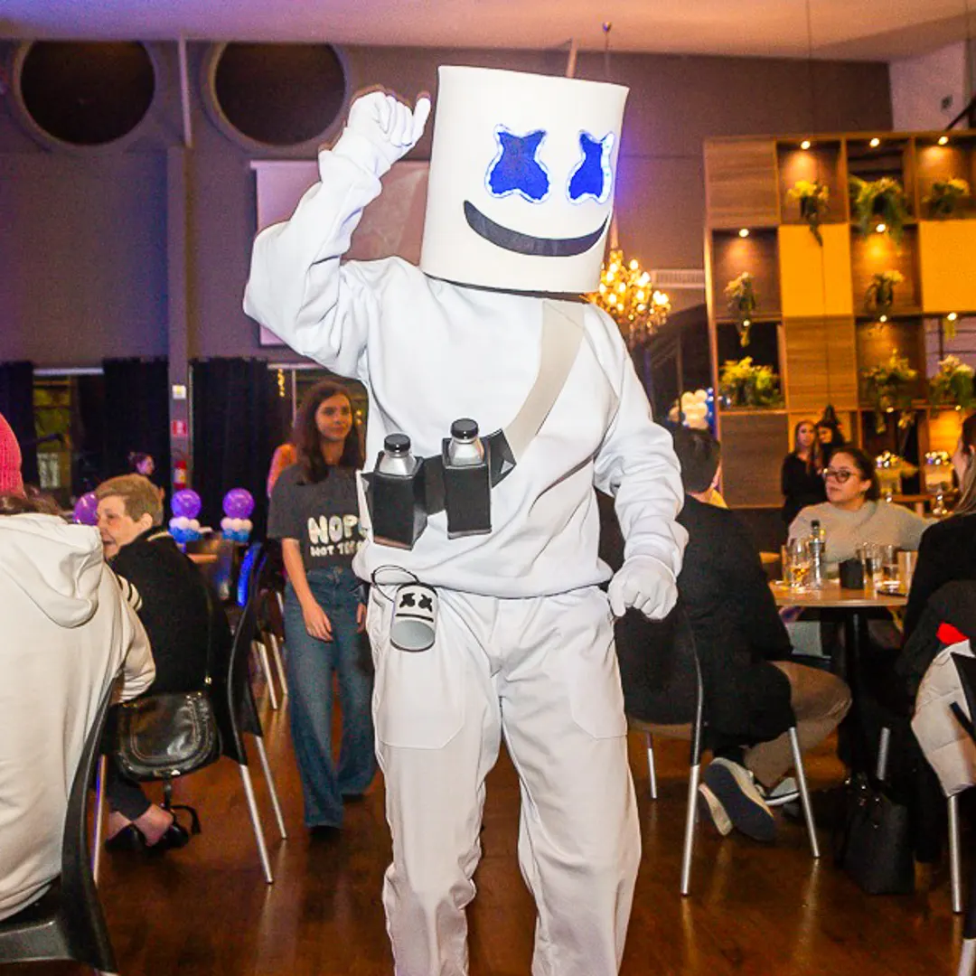 Marshmallow Fortnite da Portal Personagens Vivos dançando em festa infantil de São Paulo