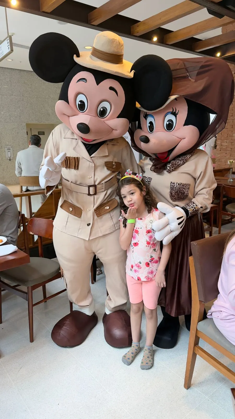 Mickey e Minnie Safari Personagem Vivo posando com aniversariante na mesa temática