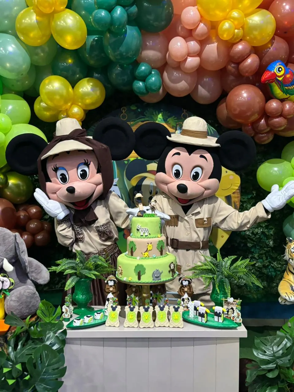Mickey e Minnie Safari Personagem Vivo recebendo convidados em buffet infantil em SP