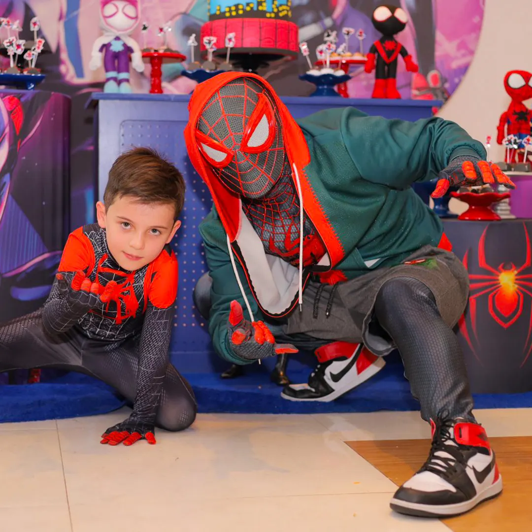 Miles Morales Personagem Vivo posando com os convidados na mesa principal do bolo em SP Miles Morales Personagem Vivo posando com os convidados na mesa principal do bolo em SP