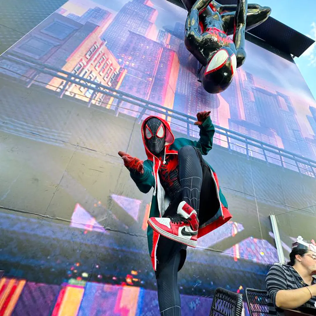 Miles Morales Personagem Vivo saltando com teia em festa temática de aniversário infantil Miles Morales Personagem Vivo saltando com teia em festa temática de aniversário infantil
