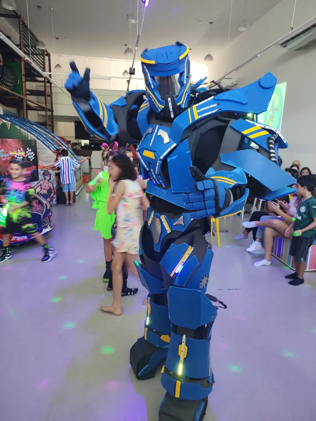 Momento da dança e fotos inesquecíveis com Robô Azul Personagem Vivo no evento infantil Momento da dança e fotos inesquecíveis com Robô Azul Personagem Vivo no evento infantil