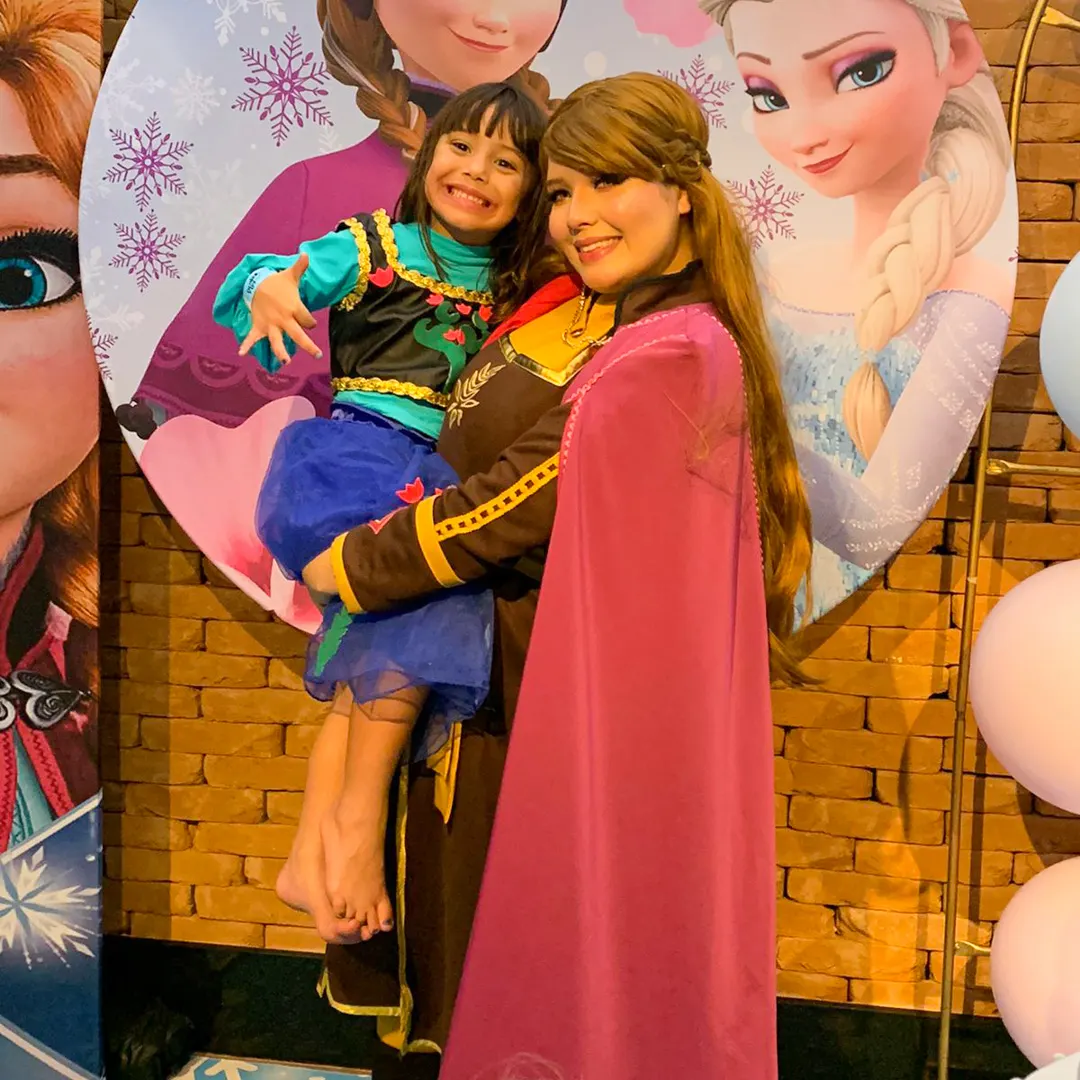 Momento emocionante de fotos na mesa do bolo com a presença de Anna Personagem Vivo ao vivo