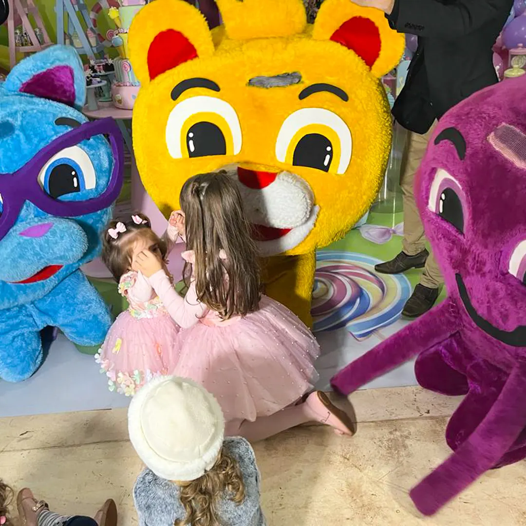 Momento emocionante de fotos na mesa do bolo com a presença de Bolofofos Personagem Vivo ao vivo Momento emocionante de fotos na mesa do bolo com a presença de Bolofofos Personagem Vivo ao vivo