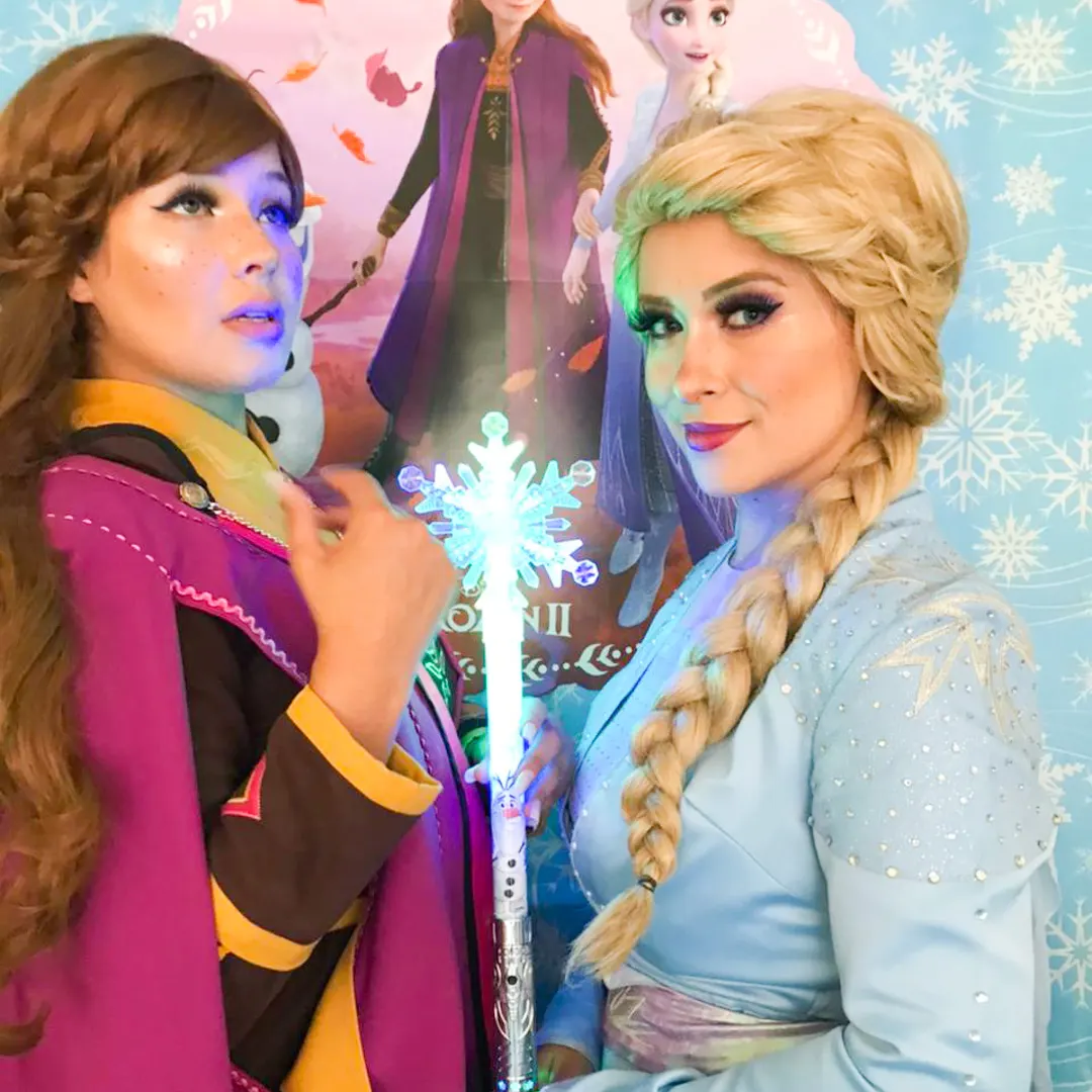 Momento emocionante de fotos na mesa do bolo com a presença de Elsa Personagem Vivo ao vivo