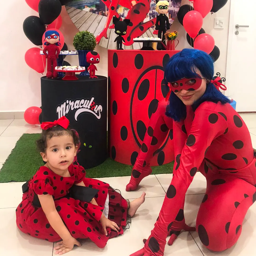 Momento emocionante de fotos na mesa do bolo com a presença de Ladybug Personagem Vivo ao vivo Momento emocionante de fotos na mesa do bolo com a presença de Ladybug Personagem Vivo ao vivo