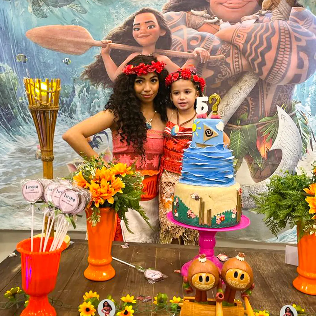Momento emocionante de fotos na mesa do bolo com a presença de Moana Personagem Vivo ao vivo Momento emocionante de fotos na mesa do bolo com a presença de Moana Personagem Vivo ao vivo
