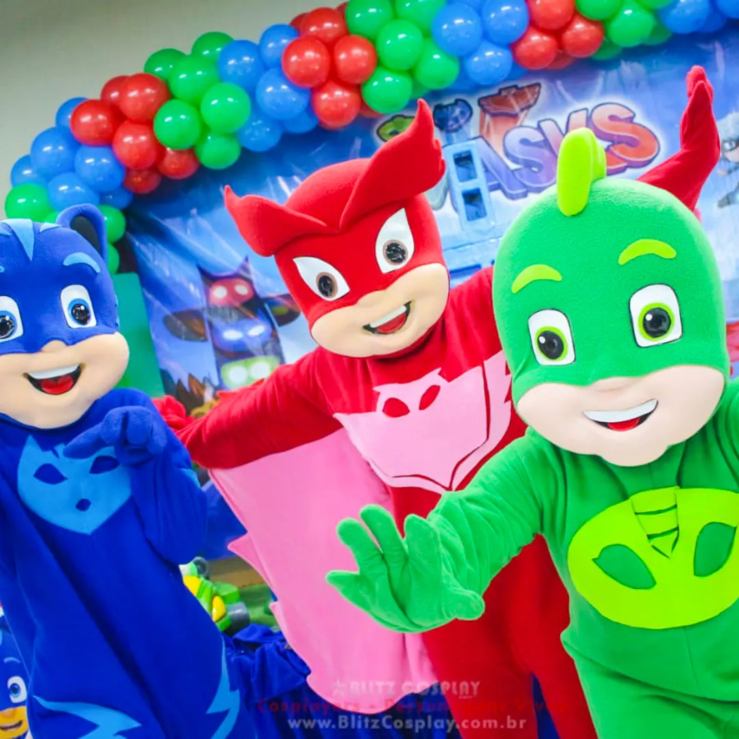 Momento emocionante de fotos na mesa do bolo com a presença de PJ Masks Personagem Vivo ao vivo