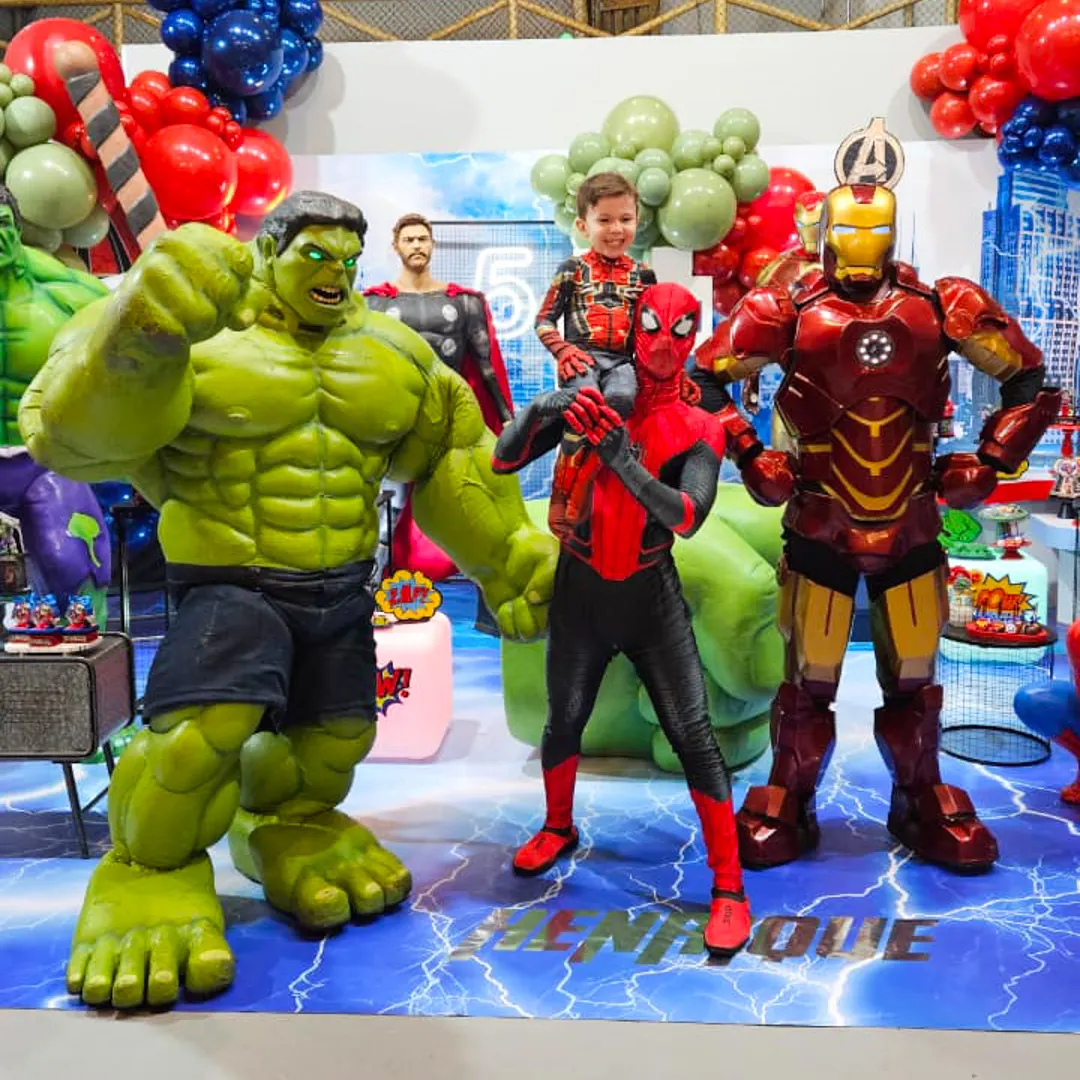 Momento emocionante de fotos na mesa do bolo com a presença de Vingadores Personagem Vivo ao vivo Momento emocionante de fotos na mesa do bolo com a presença de Vingadores Personagem Vivo ao vivo