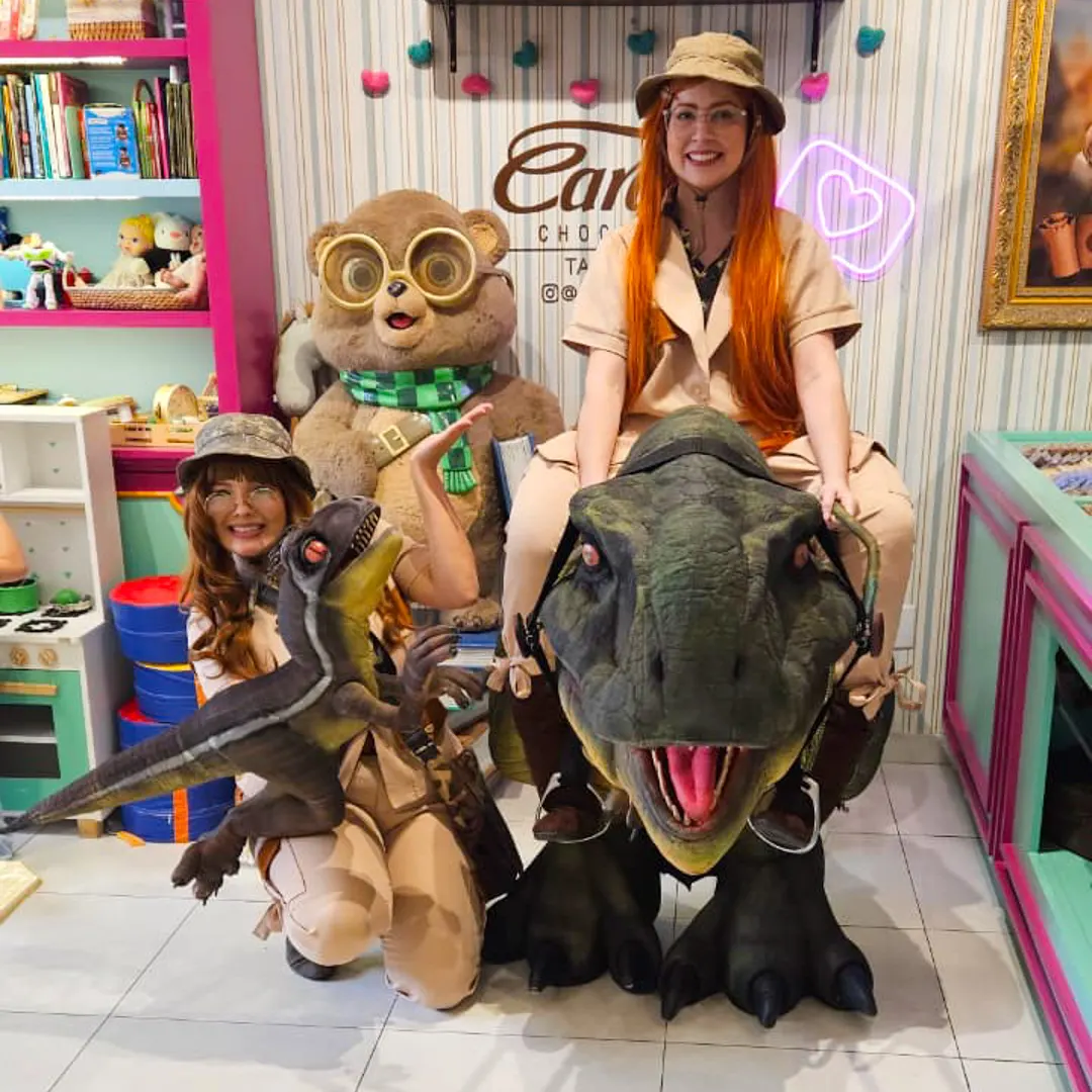 Momento inesquecível de fotos em família com Baby T-Rex Personagem Vivo e adestradores