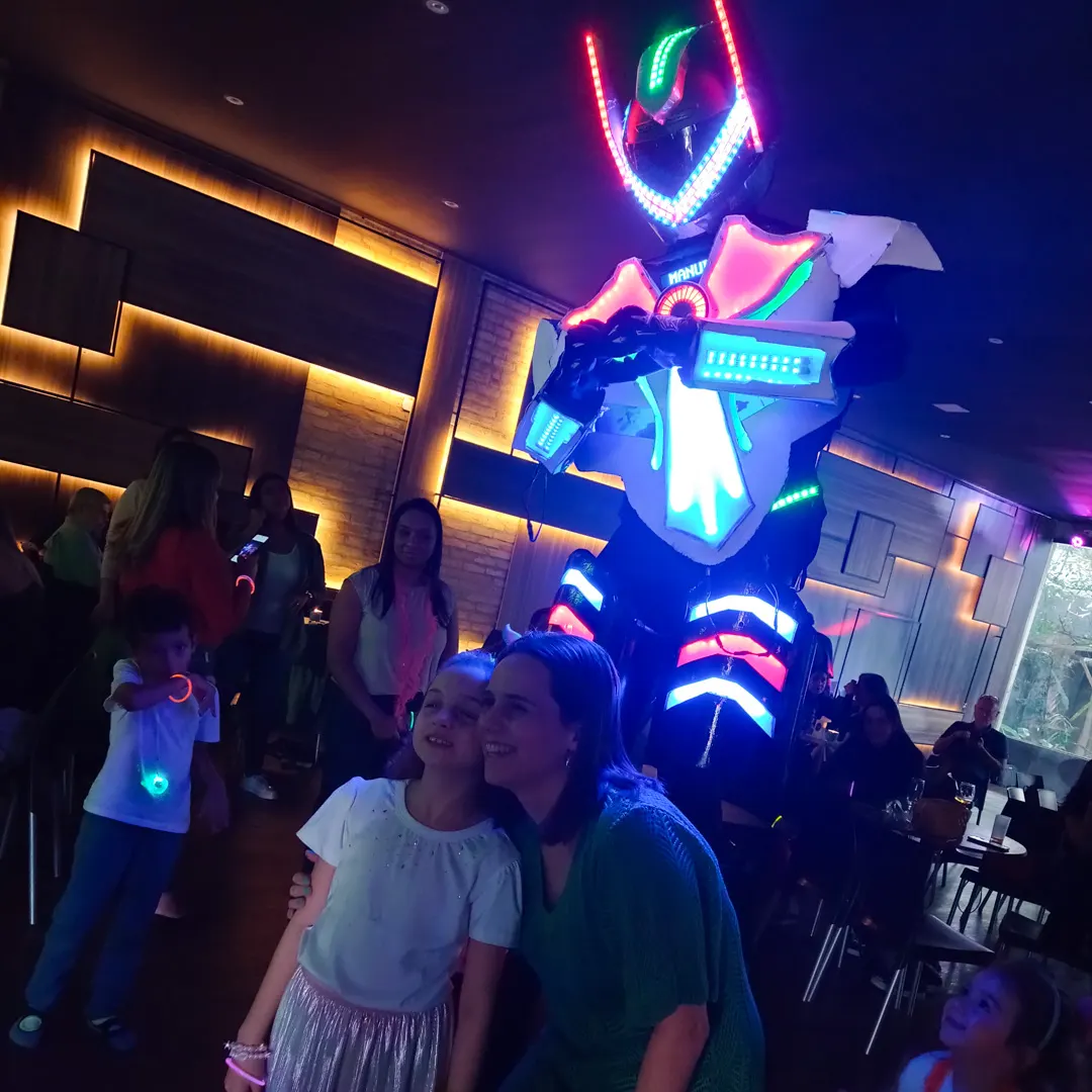 Noivos comemorando na balada com Robô de Led com Bazuca Personagem Vivo em buffet paulistano Noivos comemorando na balada com Robô de Led com Bazuca Personagem Vivo em buffet paulistano