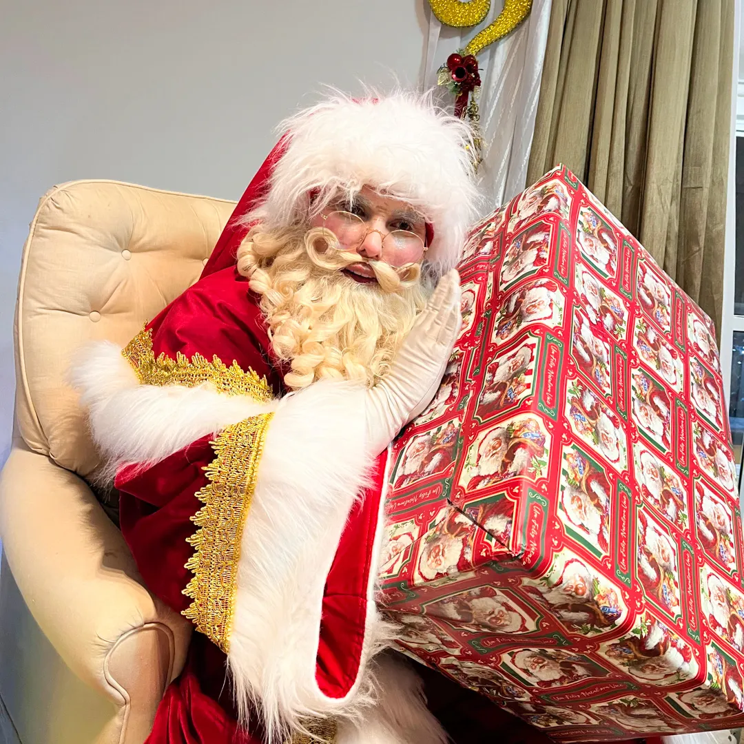 Papai Noel para festas infantis do Portal Personagens Vivos entregando presentes Papai Noel para festas infantis do Portal Personagens Vivos entregando presentes