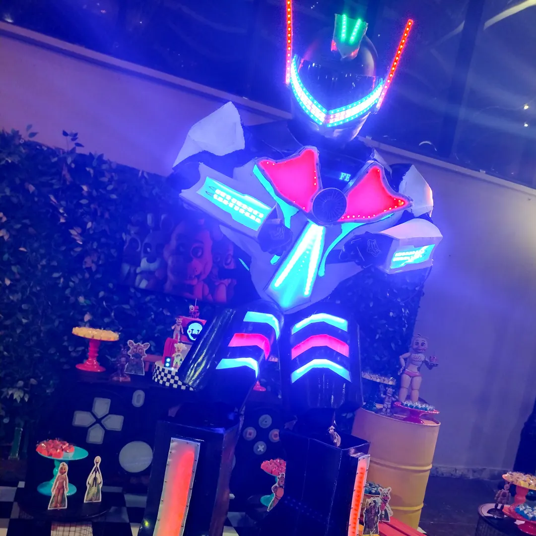 Performance eletrizante com Robô de Led com Bazuca Personagem Vivo da Portal Personagens Vivos