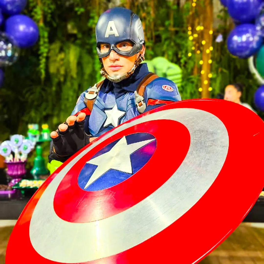 Personagem vivo de super-herói interagindo com crianças em festa infantil em Jacareí