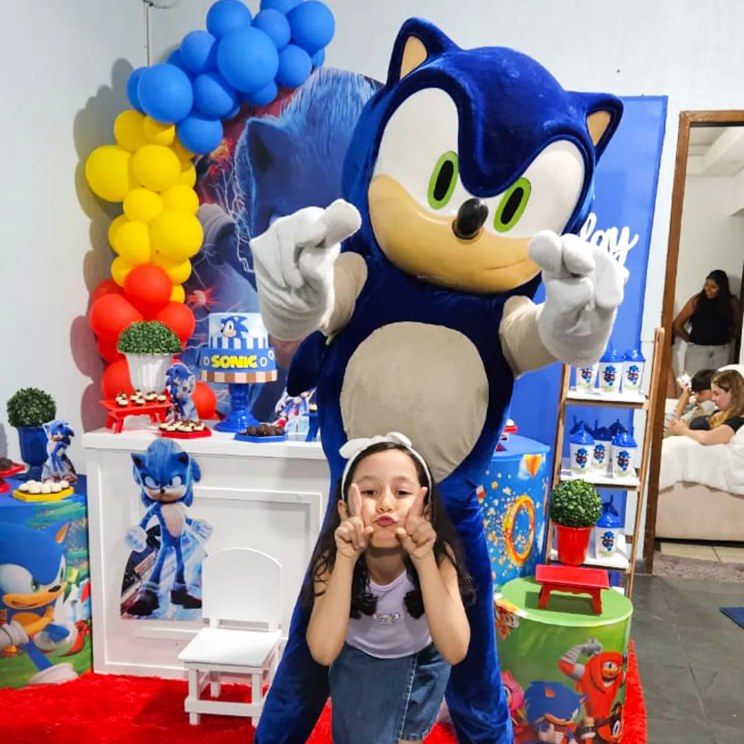 Personagem vivo de super-herói interagindo com crianças em festa infantil em Santa Isabel Personagem vivo de super-herói interagindo com crianças em festa infantil em Santa Isabel