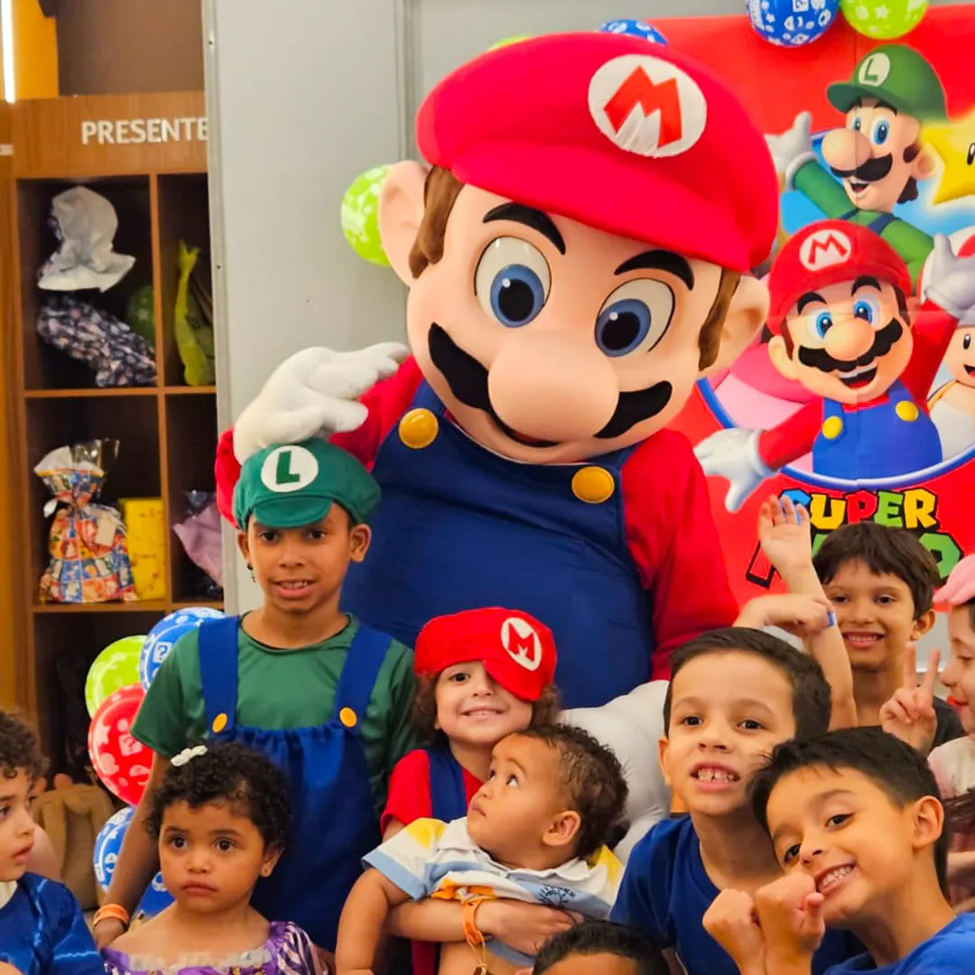 Personagem vivo do Mario tirando fotos com crianças em festa infantil no Portal Personagens Vivos