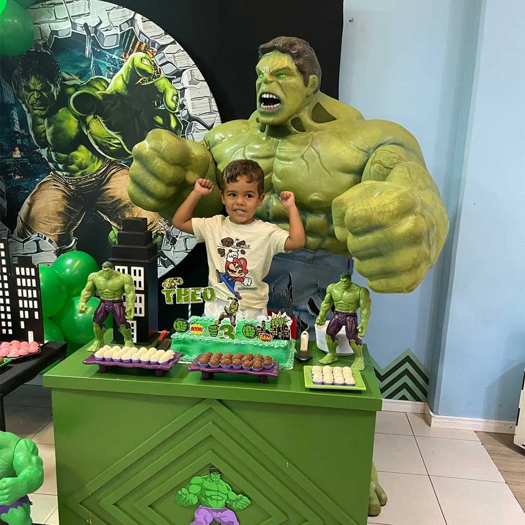 Personagem vivo Hulk com figurino cinematográfico em evento infantil