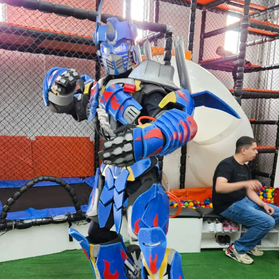 Personagem vivo Optimus Prime na mesa do bolo em festa infantil Personagem vivo Optimus Prime na mesa do bolo em festa infantil