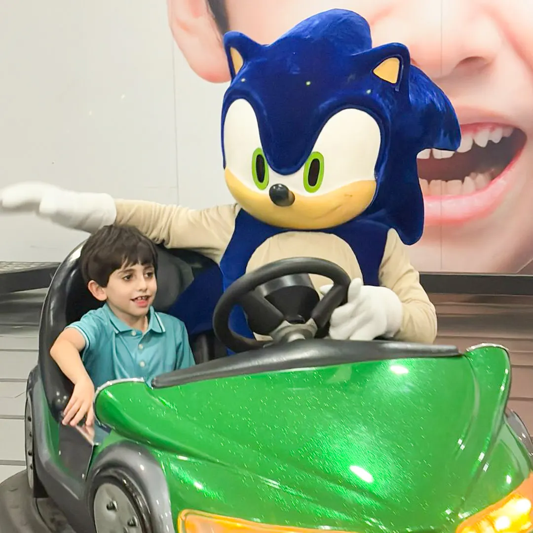 Personagem vivo Sonic interagindo com convidados em evento infantil em SP