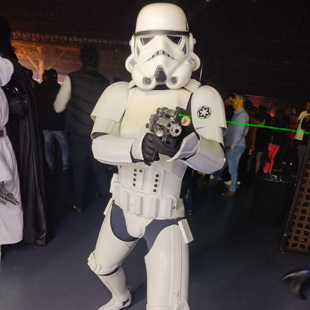 Personagem vivo Stormtrooper de Star Wars interagindo com crianças em aniversário em São Paulo