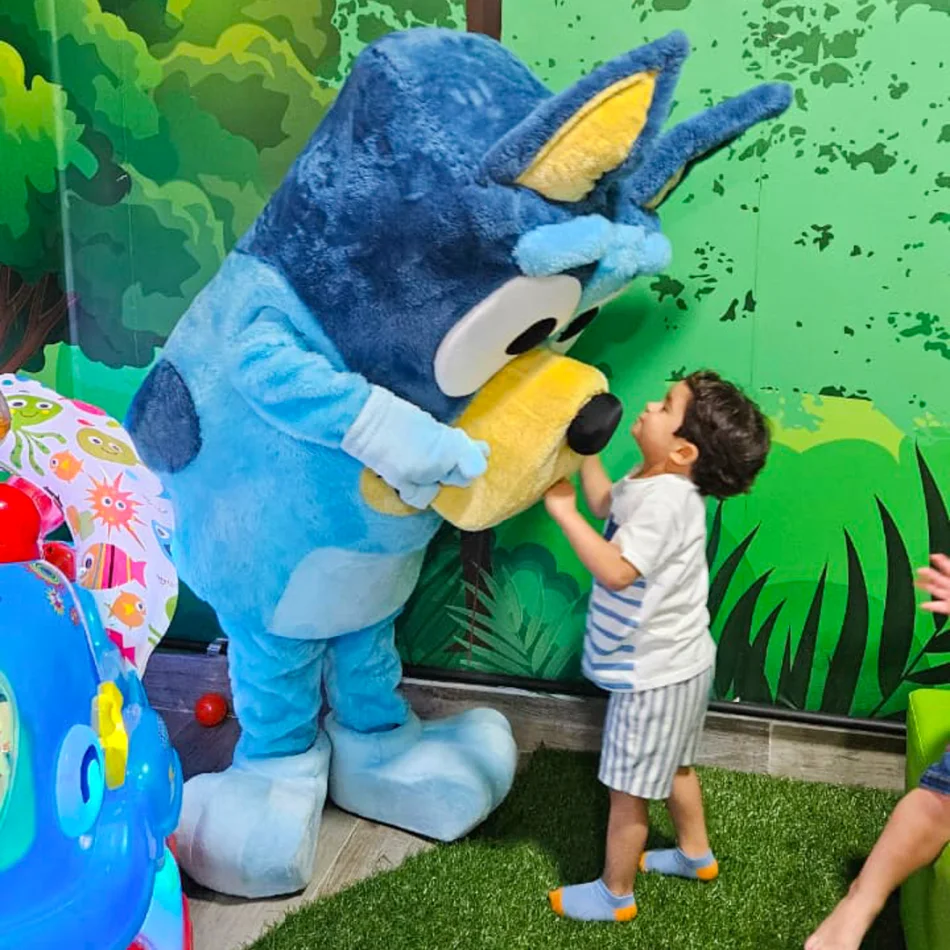 Personagens vivos Bluey e Bingo em show ao vivo para festa infantil em Alphaville Personagens vivos Bluey e Bingo em show ao vivo para festa infantil em Alphaville
