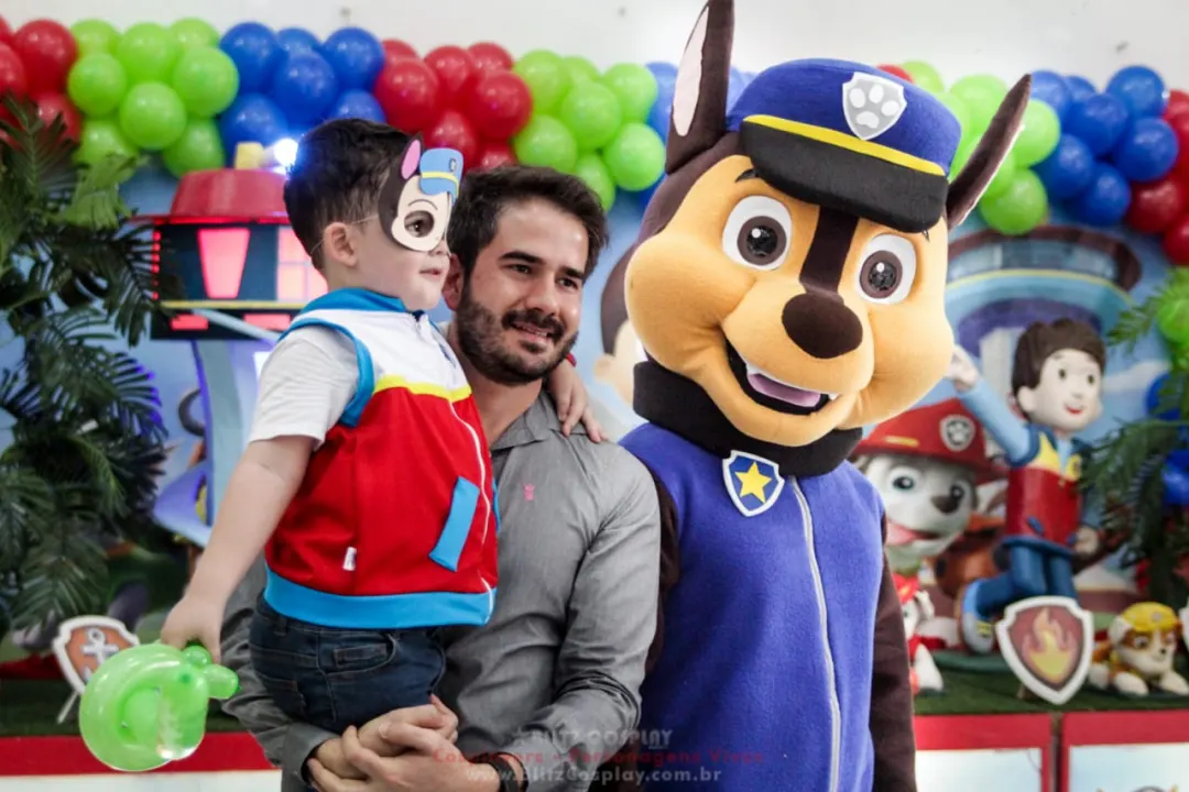 Personagens vivos da Patrulha Canina interagindo com crianças em festa em SP