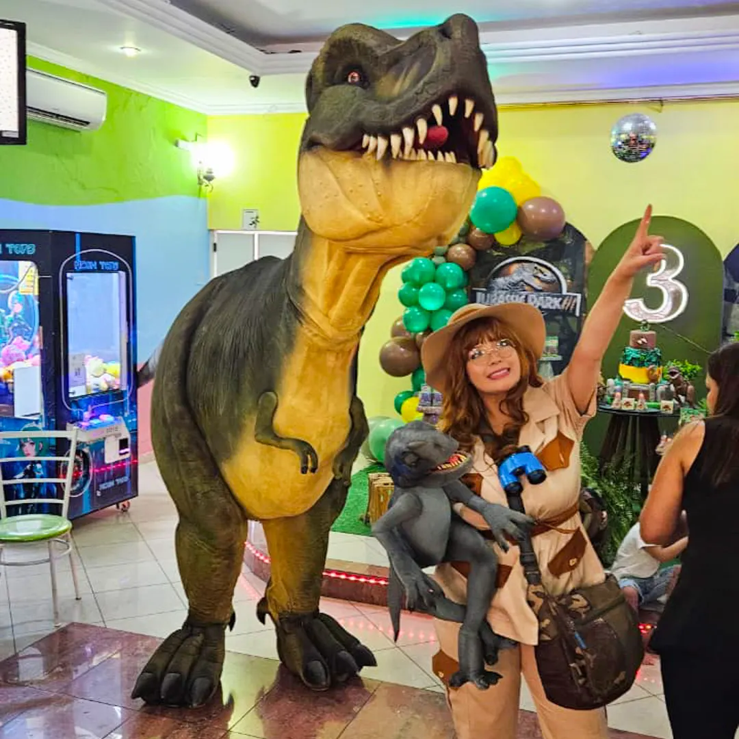 Personagens vivos de T-Rex Tiranossauro interagindo com crianças em festas infantis em São Paulo