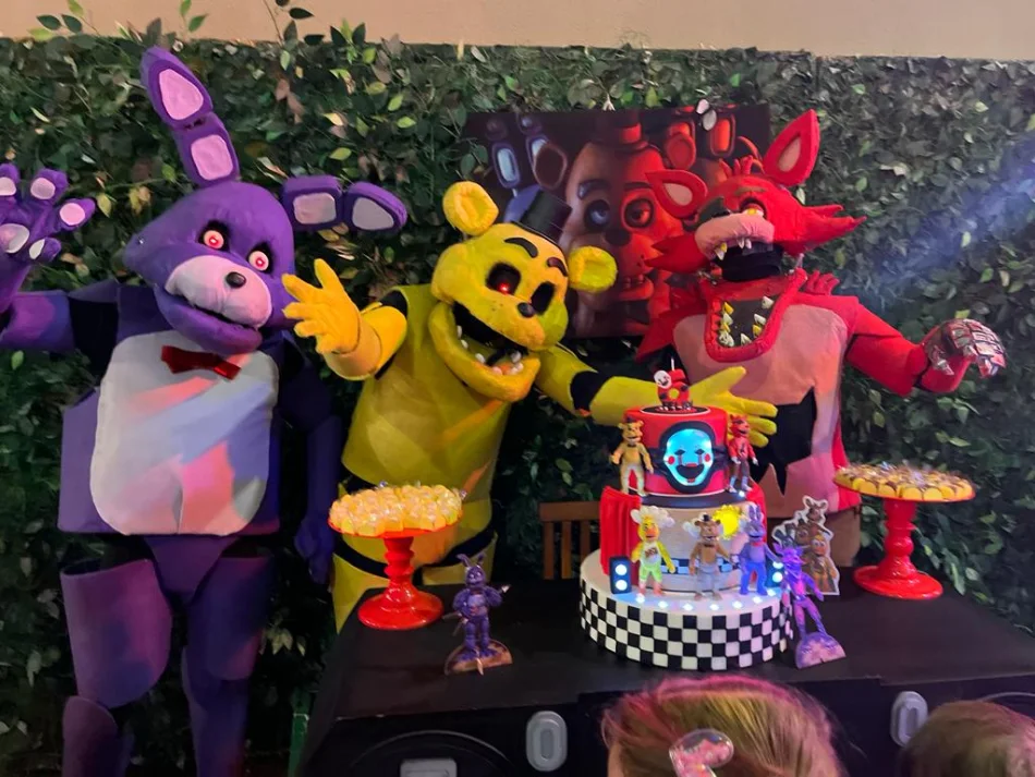 Personagens vivos Five Nights at Freddy's em festa infantil em São Paulo