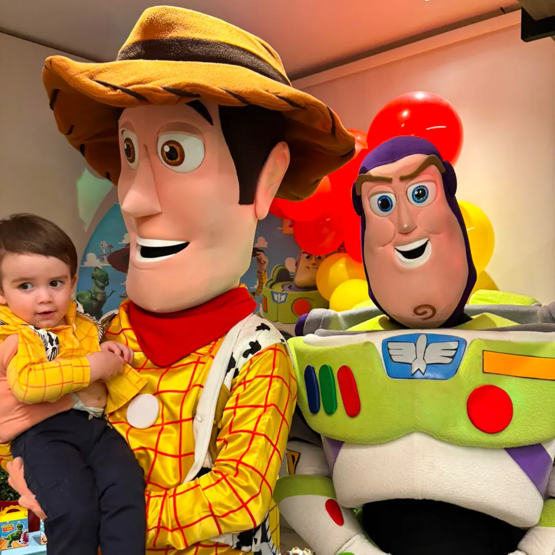 Personagens vivos Toy Story interagindo com crianças em evento temático em São Paulo Personagens vivos Toy Story interagindo com crianças em evento temático em São Paulo