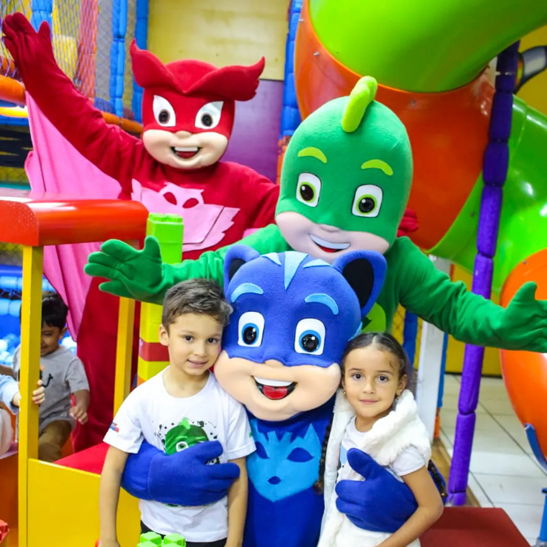 PJ Masks Personagem Vivo interagindo com crianças animadas durante festa infantil em São Paulo