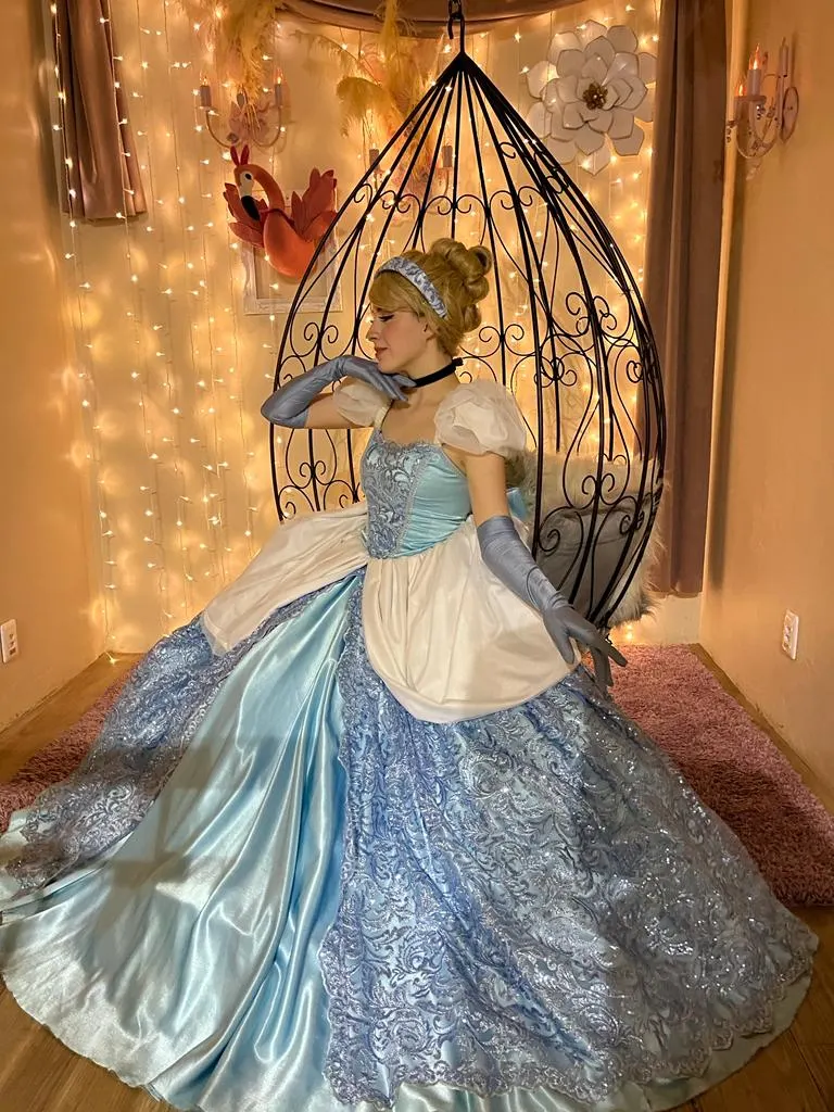 Princesa interagindo com convidados em celebração de aniversário infantil em Jandira Princesa interagindo com convidados em celebração de aniversário infantil em Jandira