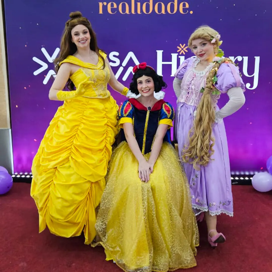 Princesas e heróis encantando crianças em festa infantil na cidade de Rio Claro