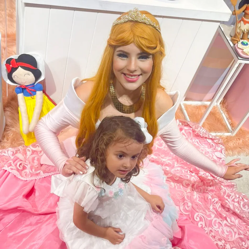 Princesas em festa infantil com figurinos cinematográficos em São Paulo