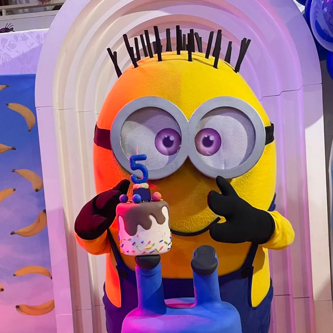 Recepção de alunos na entrada da escola com personagens vivos e animados. Recepção de alunos na entrada da escola com personagens vivos e animados.