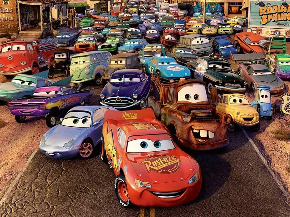 Relâmpago MacQueen personagens vivos alegrando a festa
