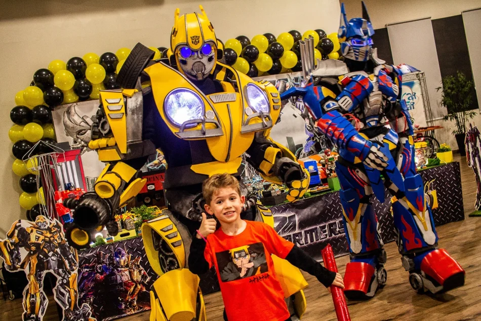 Robô Bumblebee e Optimus Prime para contratação em eventos infantis