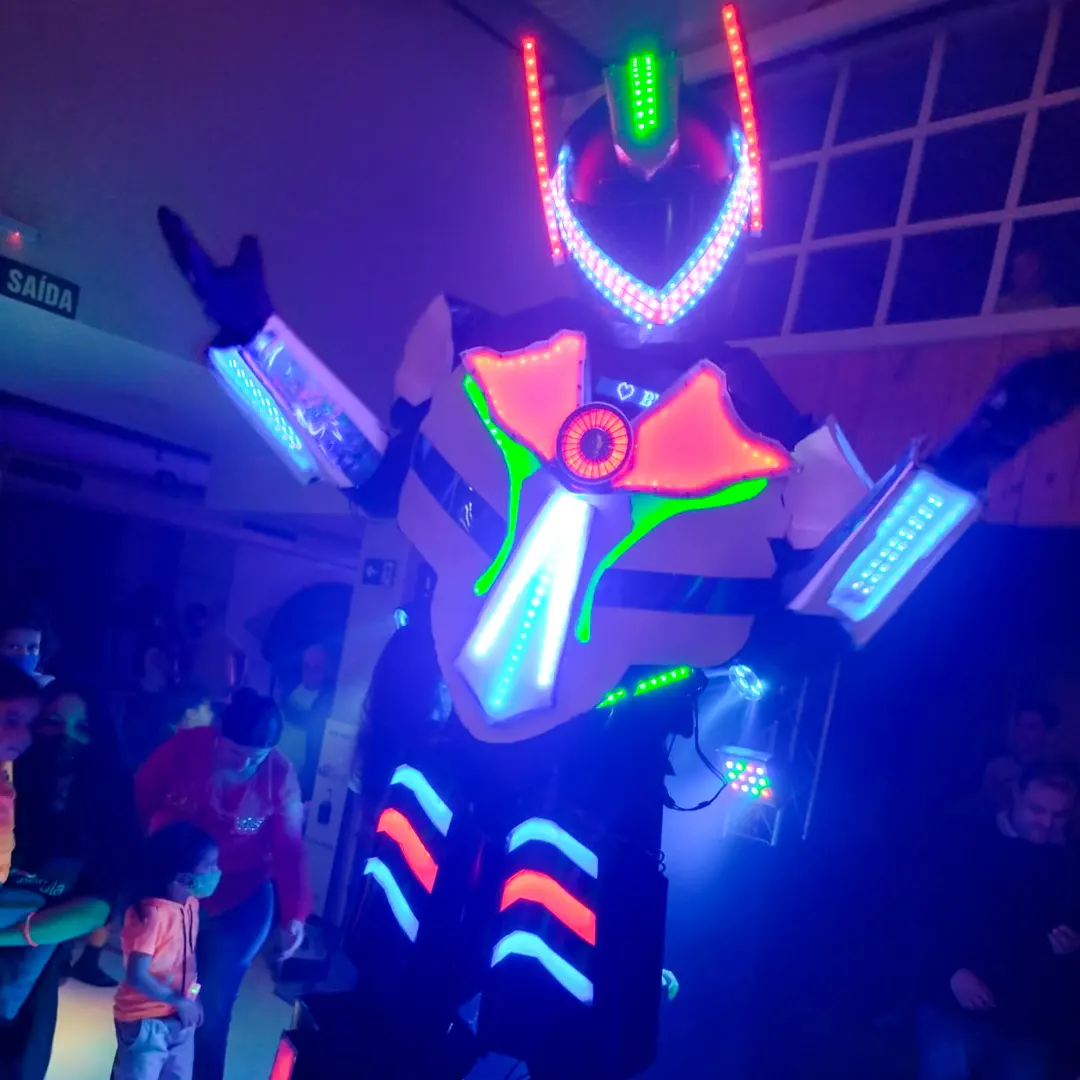 Robô de LED gigante com luzes coloridas e efeito de iluminação futurista na pista de dança.