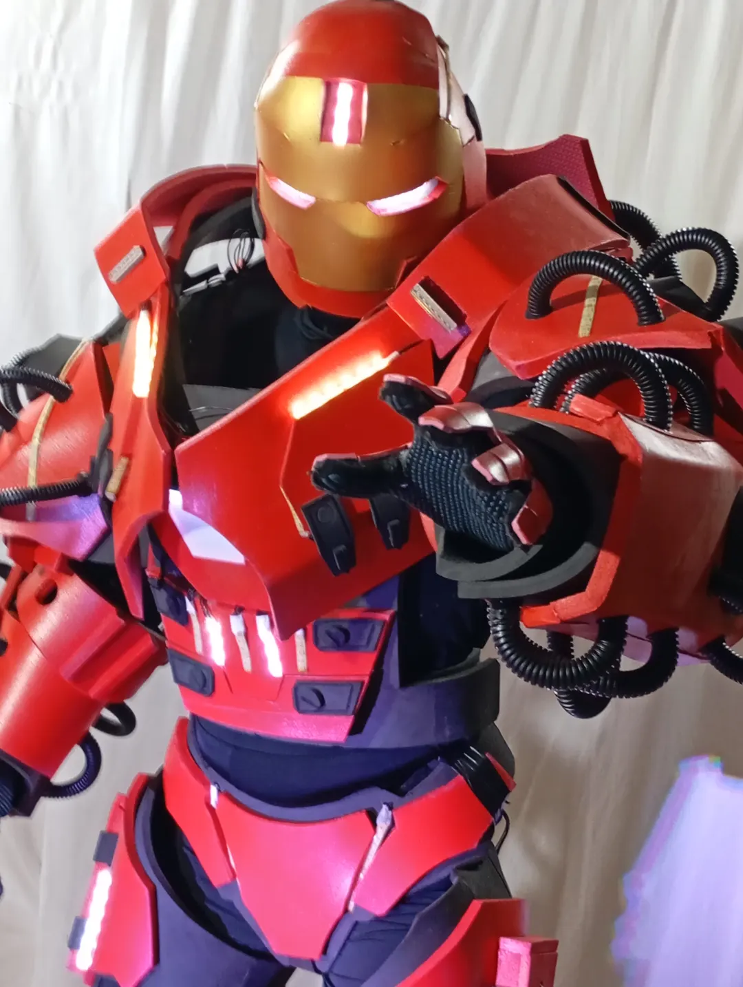 Robô de LED iluminado com armadura futurista e lasers nos braços animando balada infantil.