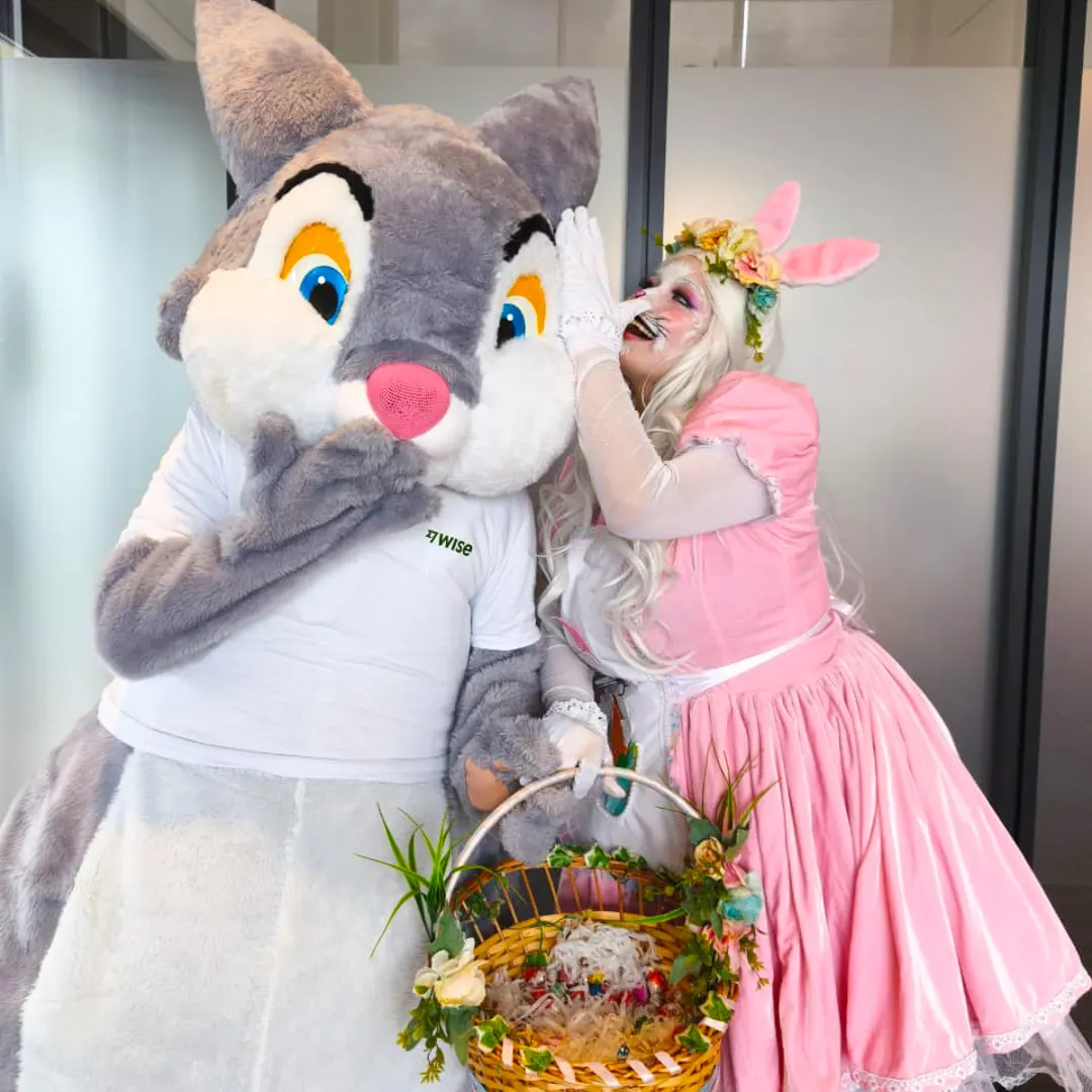 Sessão de fotos interativa com o Coelho Cinza Personagem Vivo e famílias em buffet de São Paulo
