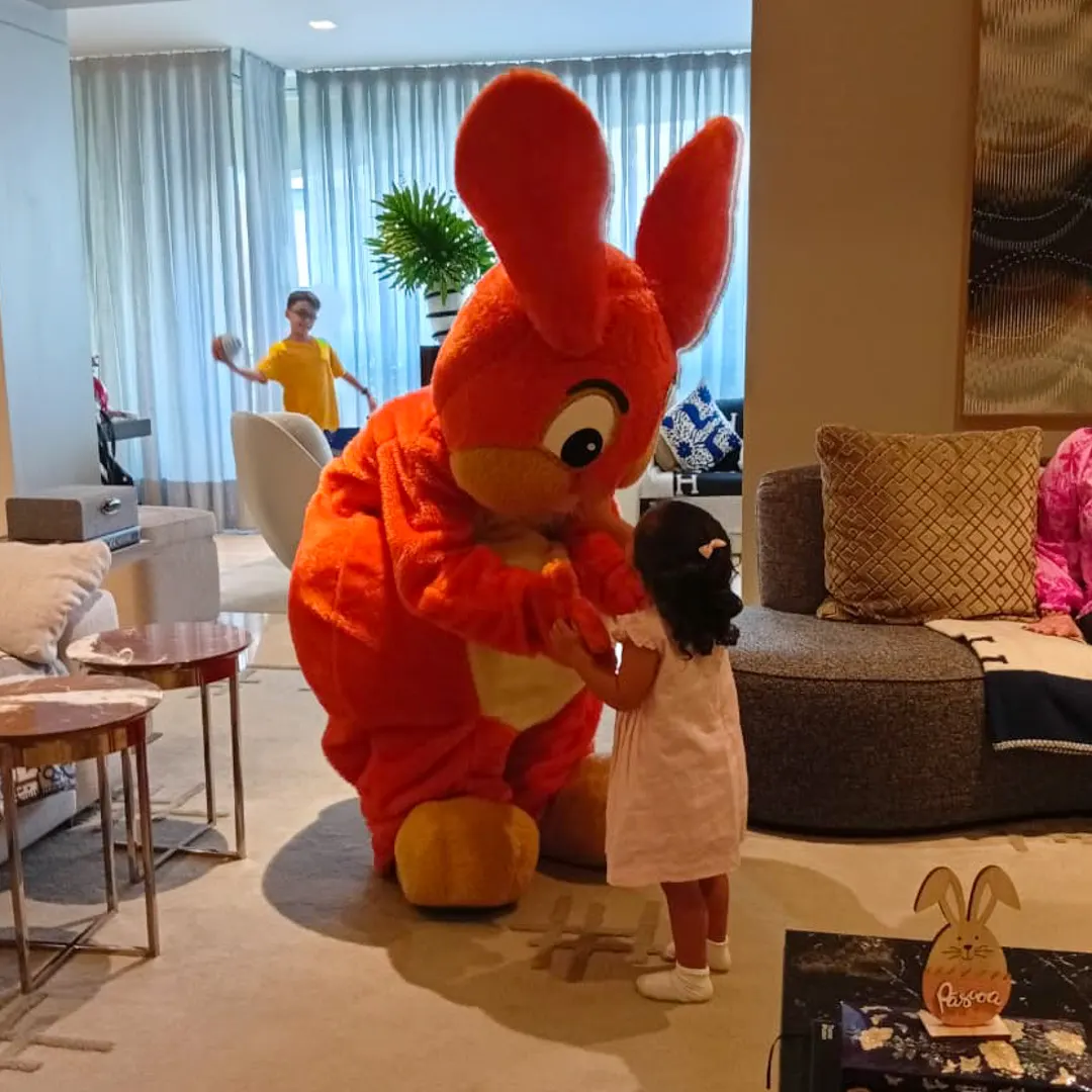Sessão de fotos interativa com o Coelho Laranja Personagem Vivo e famílias em buffet de São Paulo