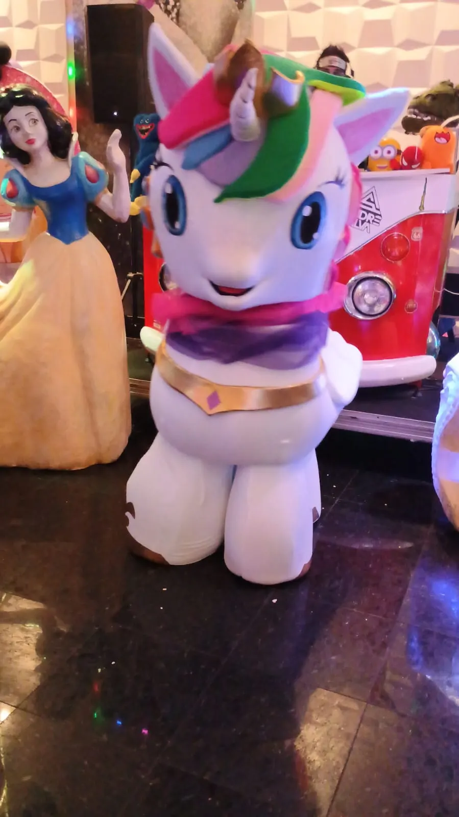 Sessão fotográfica do Unicórnio de Luxo Personagem Vivo ao lado da mesa de bolo decorada Sessão fotográfica do Unicórnio de Luxo Personagem Vivo ao lado da mesa de bolo decorada