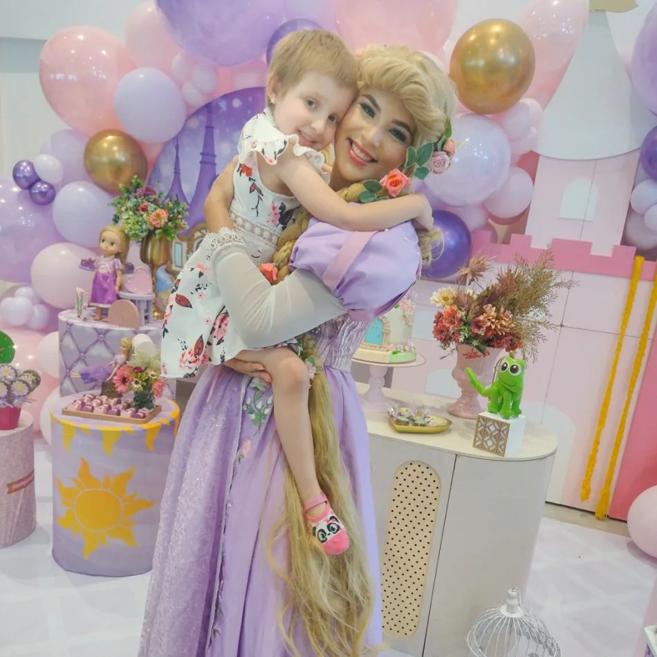 Show ao vivo com a personagem Rapunzel do Portal Personagens Vivos em buffet infantil SP