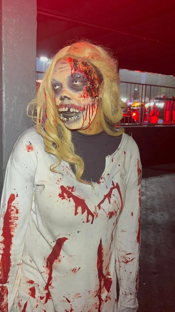 Show ao vivo com Zumbi Personagem Vivo animando aniversário infantil e evento temático