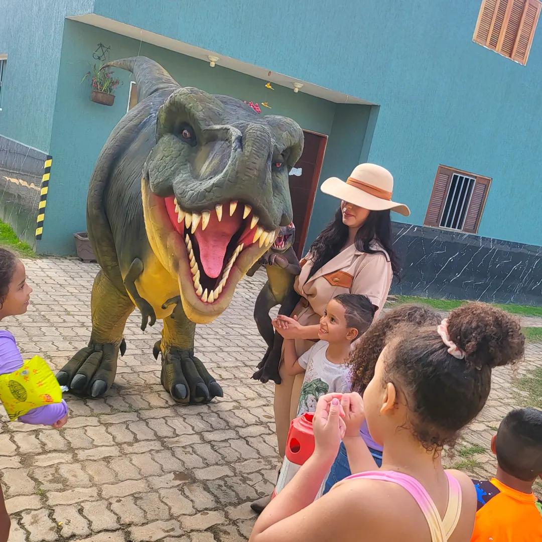 Show de personagens vivos com T-Rex Tiranossauro animando festas infantis e eventos em São Paulo