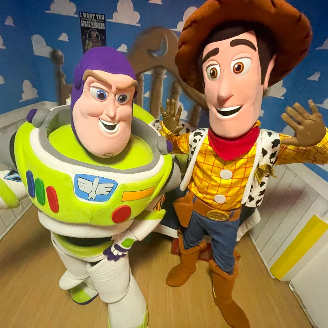 Show de personagens vivos Toy Story com figurino cinematográfico da Portal Personagens Show de personagens vivos Toy Story com figurino cinematográfico da Portal Personagens