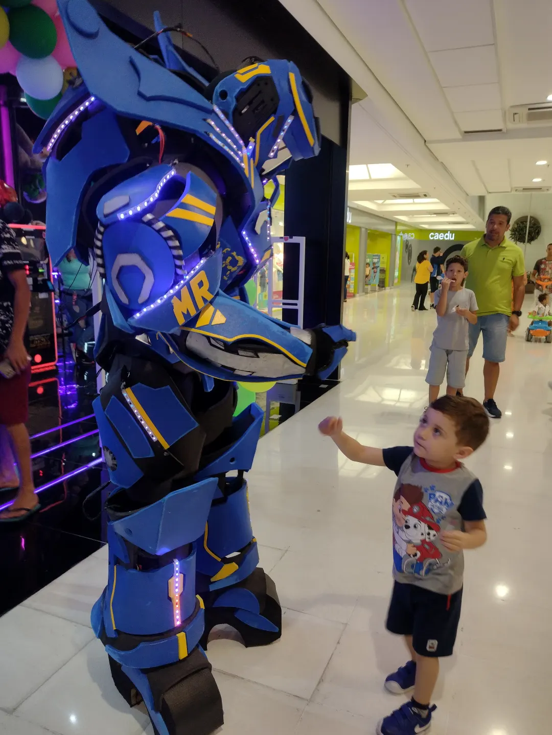 Show dinâmico com Robô Azul Personagem Vivo interagindo com convidados em São Paulo Show dinâmico com Robô Azul Personagem Vivo interagindo com convidados em São Paulo