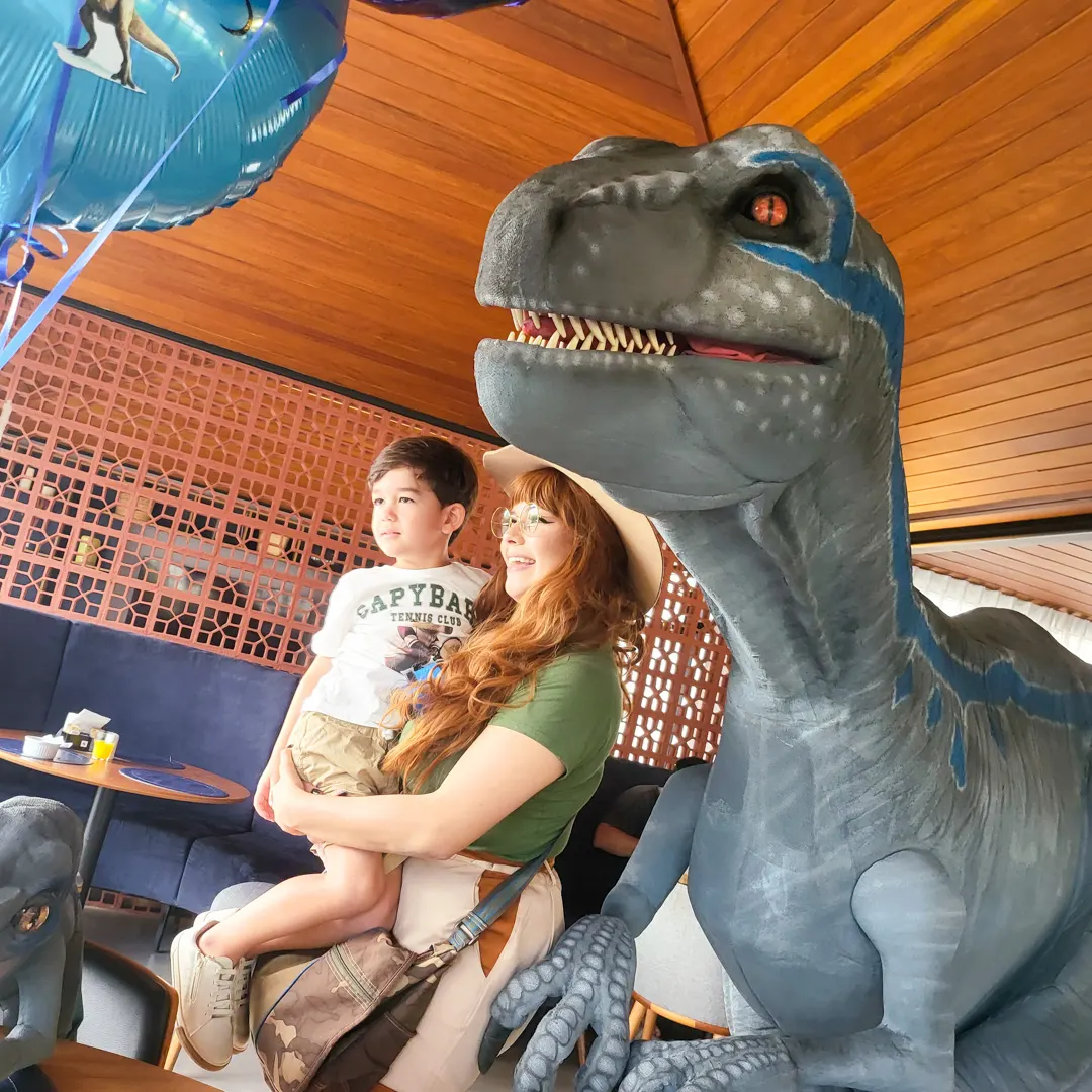 Show interativo de dinossauro Velociraptor Blue com figurino cinematográfico para festas