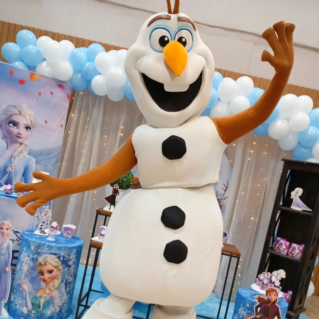Show temático e performance do Olaf Personagem Vivo durante evento de aniversário